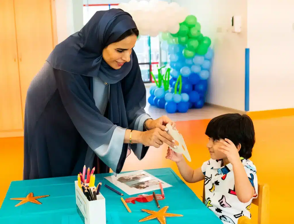 صورة رئيسية مقال 1 معلمة تبتسم في الشارقة للأطفال