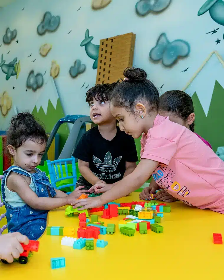 طفل يستمتع بألعاب البناء خلال الرعاية اليومية