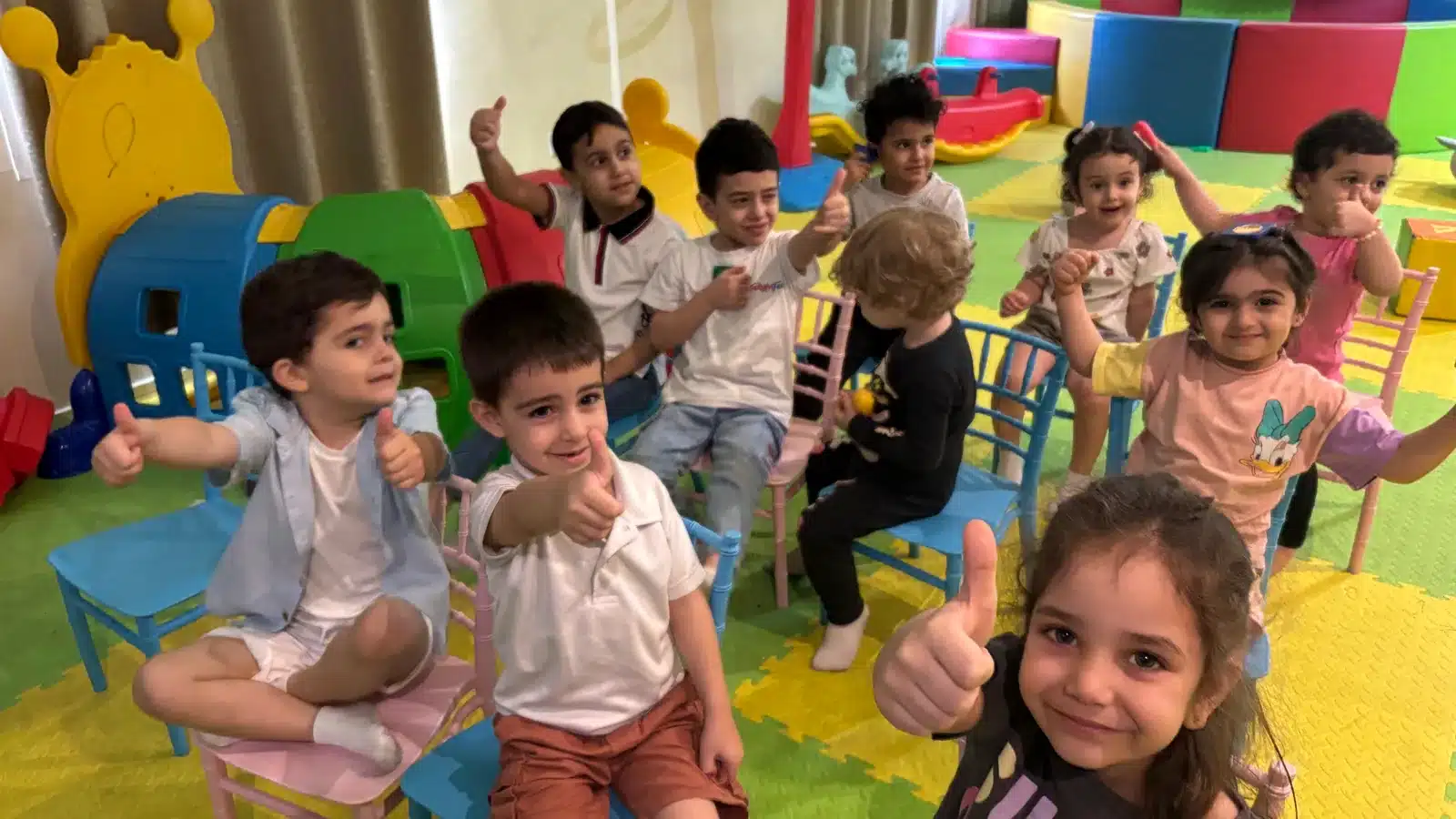 أطفال يستمتعون بلعب تحت الإشراف في رعاية الأطفال بالشارقة