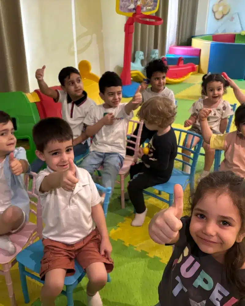 أطفال يستمتعون بنشاط جماعي تحت الإشراف
